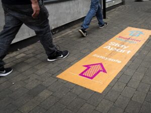 social distancing instructions on pavement