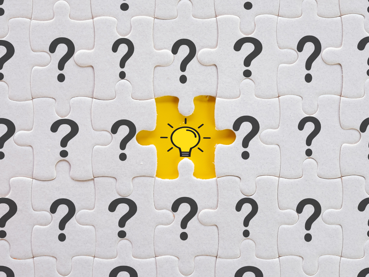 Design of question marks with a lightbulb in the middle.